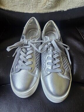 Steven Madden Natural Comfort Women's Napa Leather Silver Sneakers Size 7 M